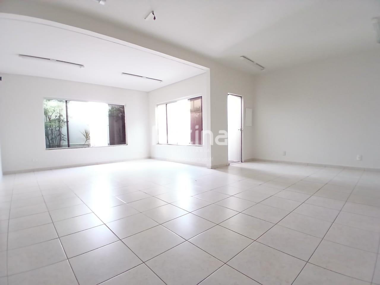 Casa Comercial à venda, em Uberlândia no bairro Santa Mônica no valor de R$ 1.600.000,00 - Rotina Imobiliária: 