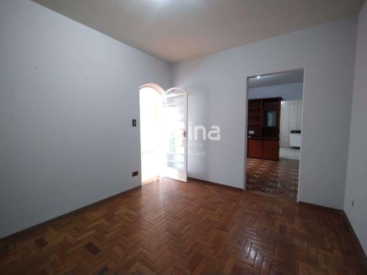 Casa para alugar, 3 quartos em Uberlândia no bairro Tibery no valor de R$ 2.400,00 - Rotina Imobiliária: 