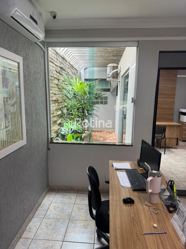 Casa à venda, 3 quartos em Uberlândia no bairro Umuarama no valor de R$ 920.000,00 - Rotina Imobiliária: 