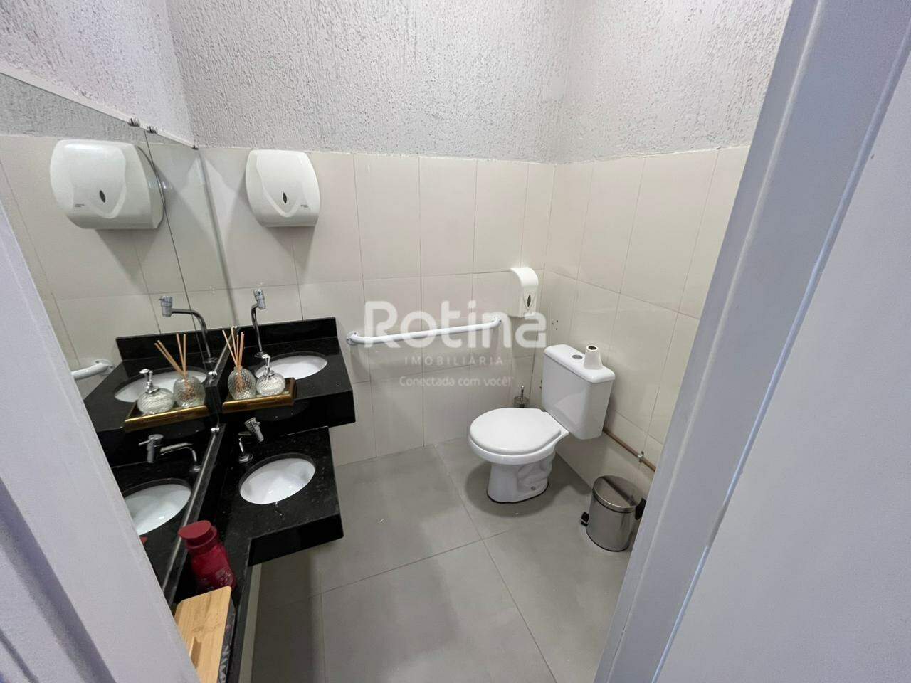 Sala para alugar, em Uberlândia no bairro Vigilato Pereira no valor de R$ 1.500,00 - Rotina Imobiliária: 