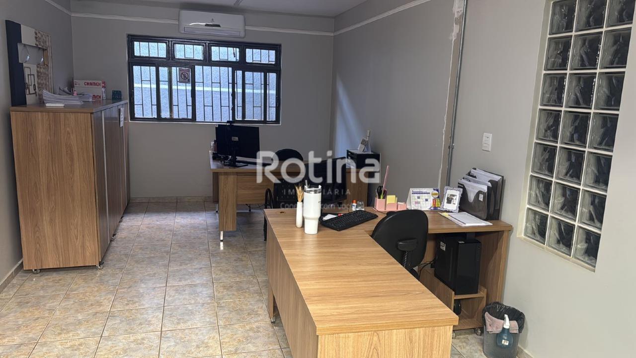 Casa para alugar, 3 quartos em Uberlândia no bairro Umuarama no valor de R$ 5.000,00 - Rotina Imobiliária: 