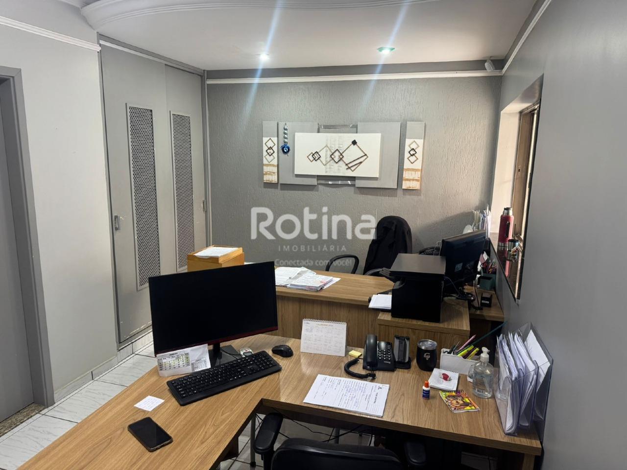 Casa para alugar, 3 quartos em Uberlândia no bairro Umuarama no valor de R$ 5.000,00 - Rotina Imobiliária: 