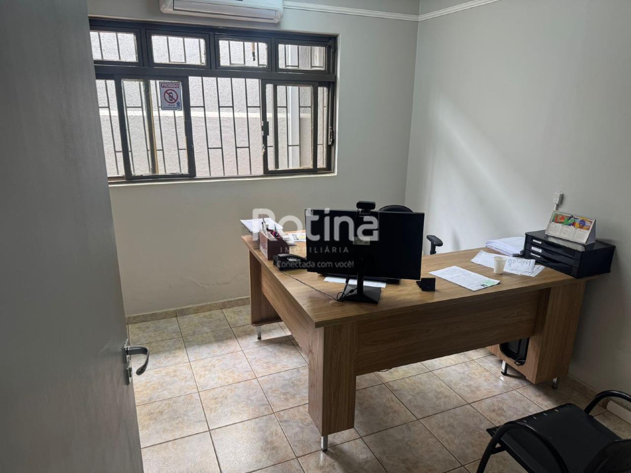 Casa para alugar, 3 quartos em Uberlândia no bairro Umuarama no valor de R$ 5.000,00 - Rotina Imobiliária: 