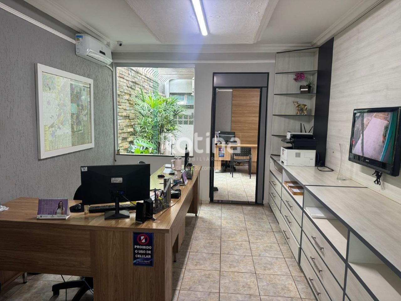 Casa para alugar, 3 quartos em Uberlândia no bairro Umuarama no valor de R$ 5.000,00 - Rotina Imobiliária: 