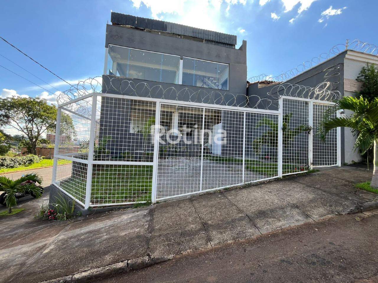 Sala para alugar, em Uberlândia no bairro Vigilato Pereira no valor de R$ 2.500,00 - Rotina Imobiliária: 