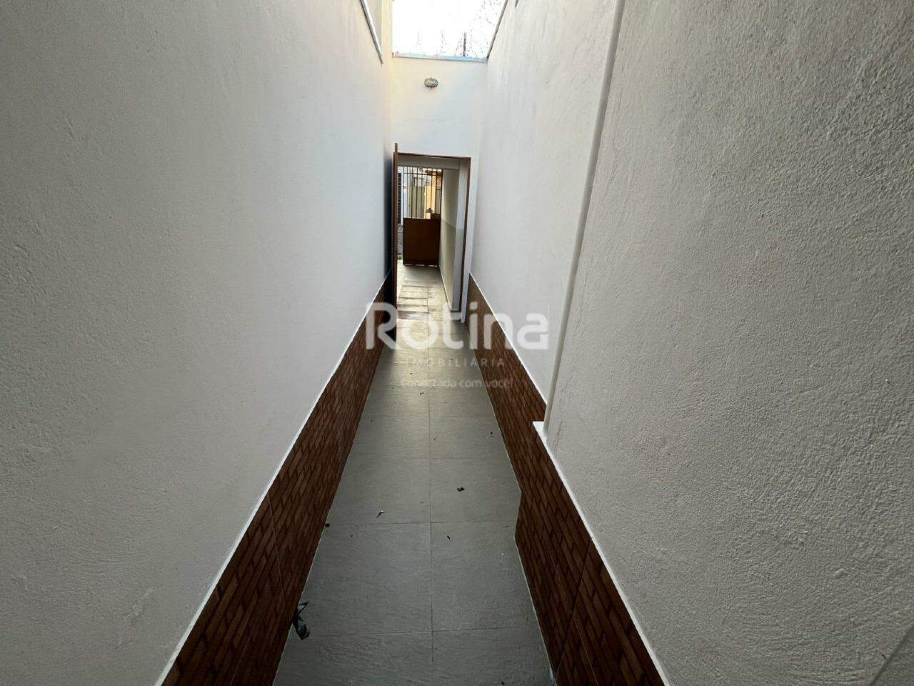 Casa para alugar, 2 quartos em Uberlândia no bairro Nossa Senhora Aparecida no valor de R$ 1.800,00 - Rotina Imobiliária: 