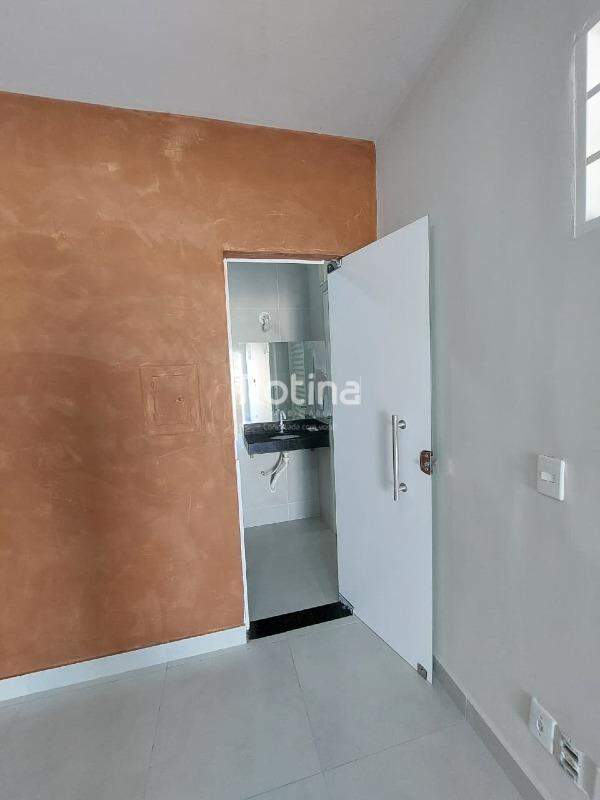 Loja para alugar, em Uberlândia no bairro Cidade Jardim no valor de R$ 1.000,00 - Rotina Imobiliária: 