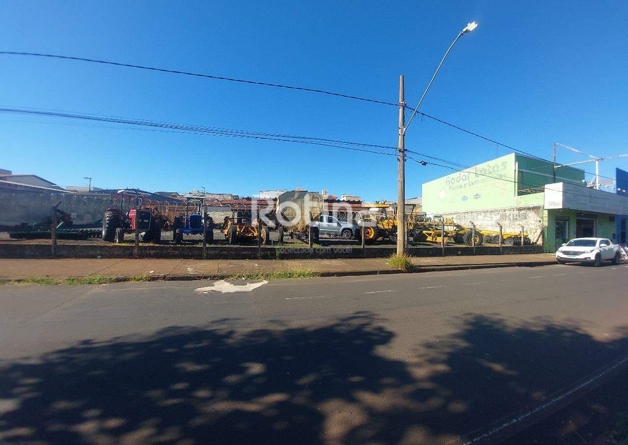 Garagem para alugar, em Uberlândia no bairro Martins no valor de R$ 18.000,00 - Rotina Imobiliária: 