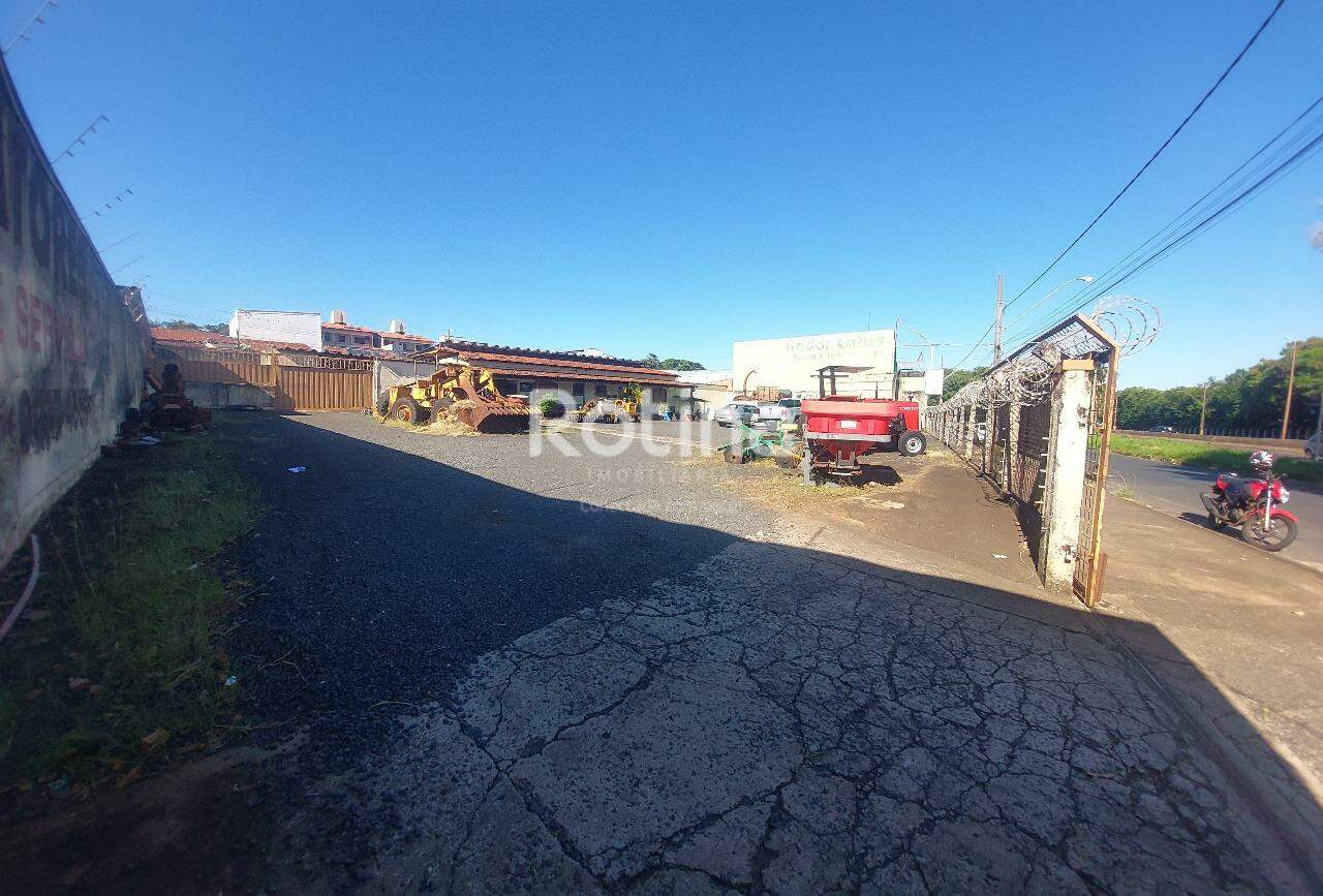 Garagem para alugar, em Uberlândia no bairro Martins no valor de R$ 18.000,00 - Rotina Imobiliária: 