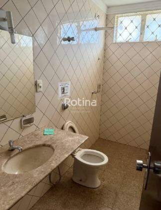 Apartamento para alugar, 3 quartos em Uberlândia no bairro Daniel Fonseca no valor de R$ 2.200,00 - Rotina Imobiliária: 