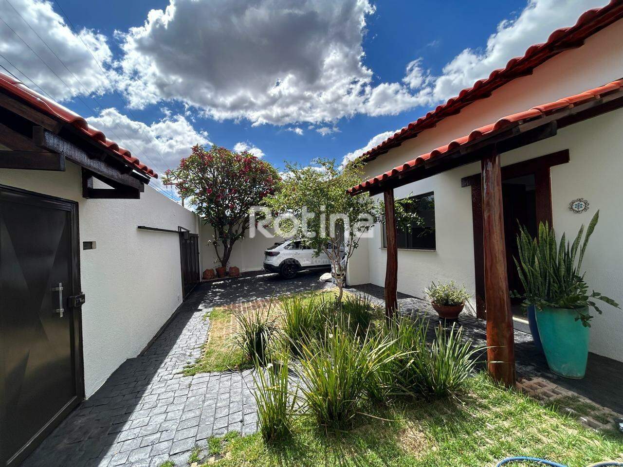 Casa à venda, 3 quartos em Uberlândia no bairro Morada da Colina no valor de R$ 1.500.000,00 - Rotina Imobiliária: 