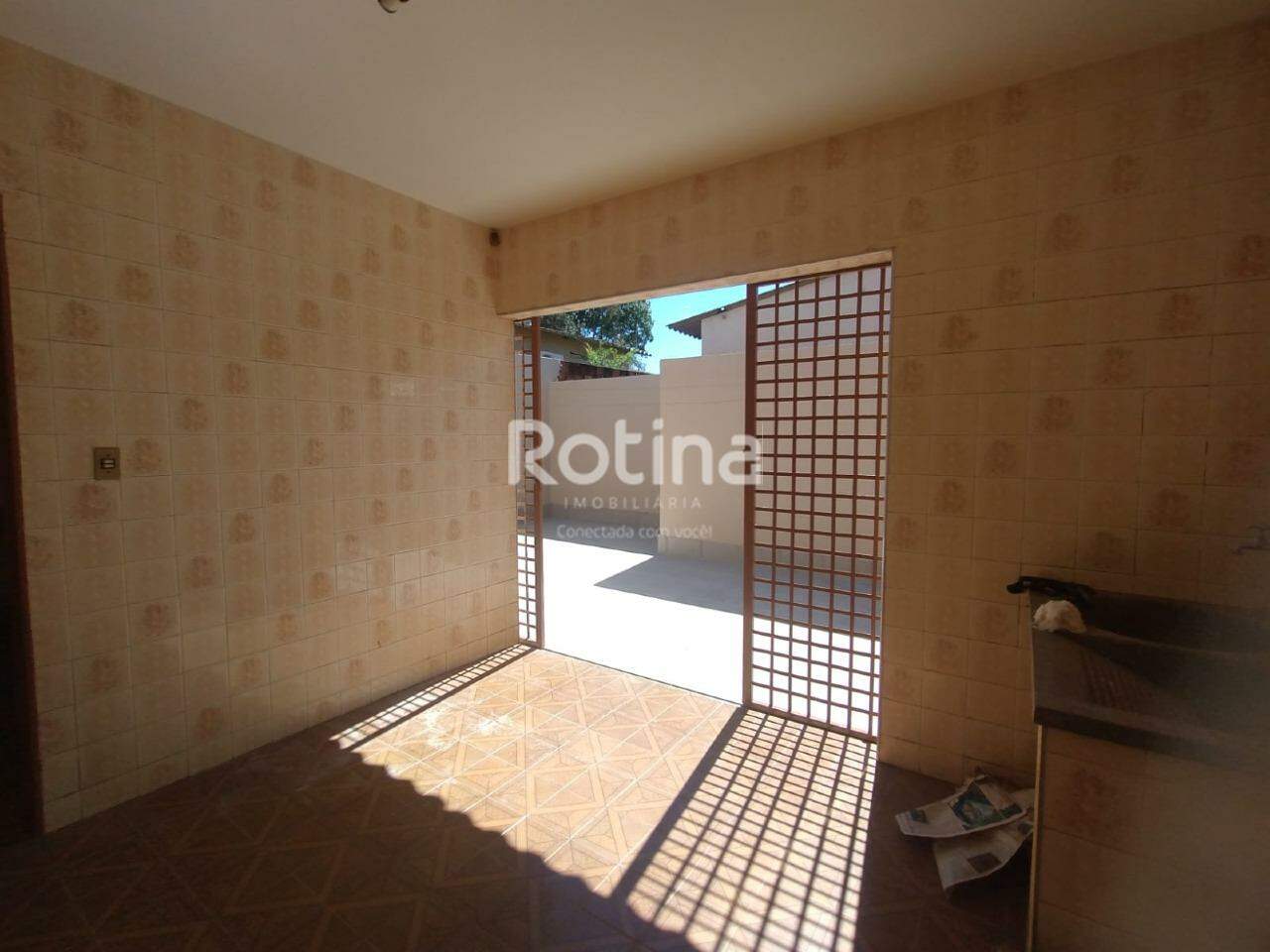 Casa para alugar, 3 quartos em Uberlândia no bairro Presidente Roosevelt no valor de R$ 2.200,00 - Rotina Imobiliária: 
