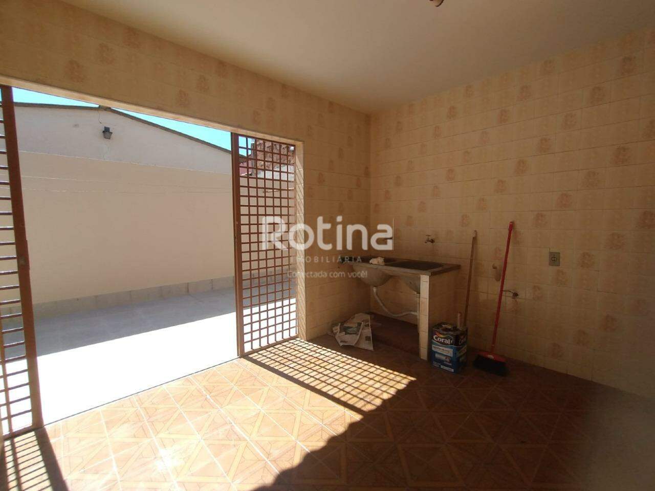 Casa para alugar, 3 quartos em Uberlândia no bairro Presidente Roosevelt no valor de R$ 2.200,00 - Rotina Imobiliária: 