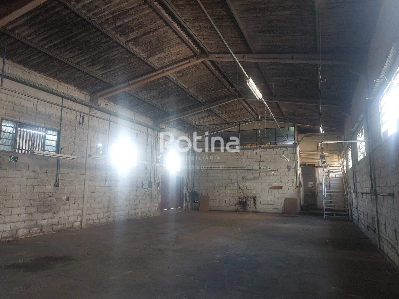 Galpão para alugar, em Uberlândia no bairro Segismundo Pereira no valor de R$ 7.000,00 - Rotina Imobiliária: 