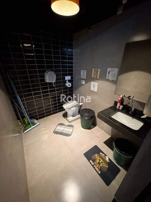 Sala para alugar, em Uberlândia no bairro Centro no valor de R$ 2.500,00 - Rotina Imobiliária: 