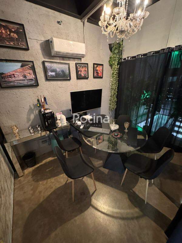 Sala para alugar, em Uberlândia no bairro Centro no valor de R$ 2.500,00 - Rotina Imobiliária: 