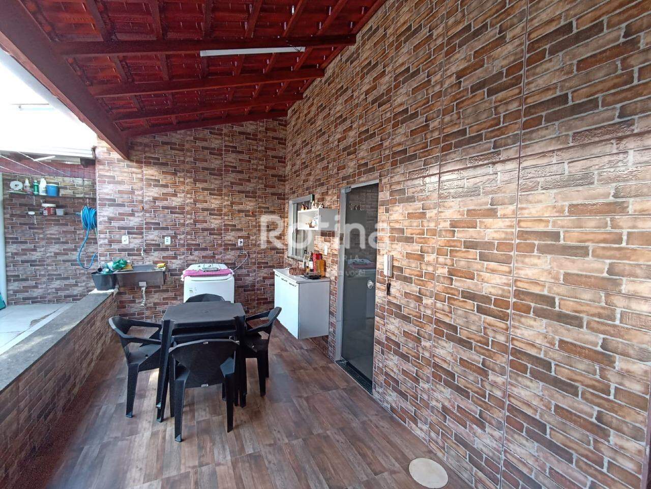 Casa à venda, 4 quartos em Uberlândia no bairro Guarani no valor de R$ 450.000,00 - Rotina Imobiliária: 