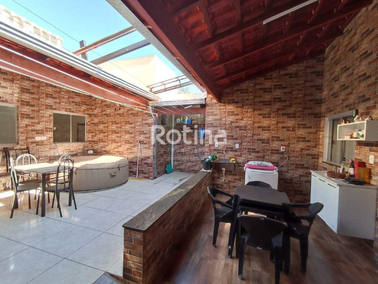 Casa à venda, 4 quartos em Uberlândia no bairro Guarani no valor de R$ 450.000,00 - Rotina Imobiliária: 