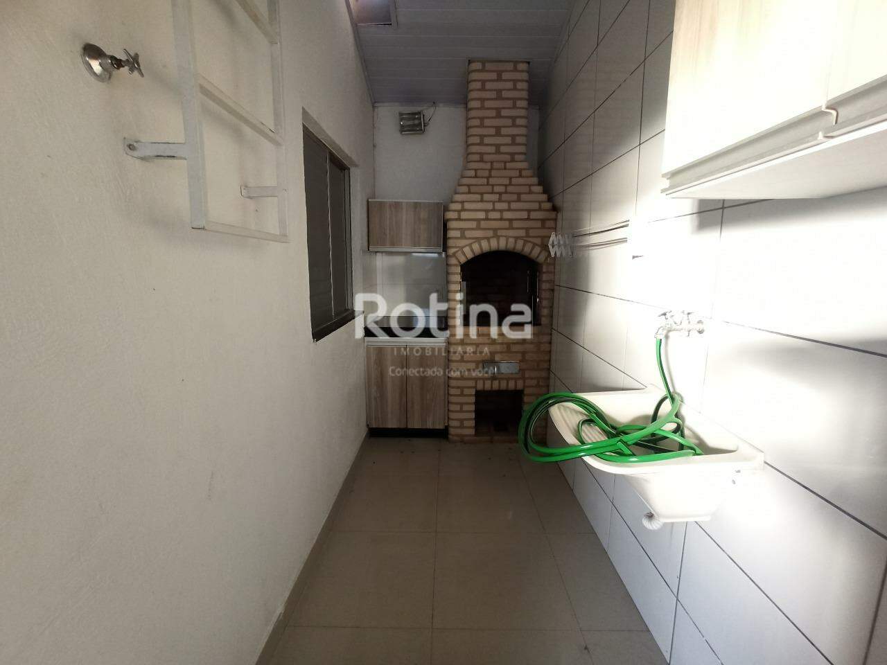 Casa Condomínio Fechado para alugar, 3 quartos em Uberlândia no bairro Chacaras Tubalina e Quartel no valor de R$ 2.500,00 - Rotina Imobiliária: 