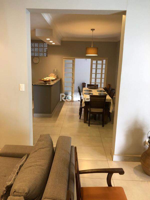 Casa à venda, 3 quartos em Uberlândia no bairro Jaraguá no valor de R$ 850.000,00 - Rotina Imobiliária: 