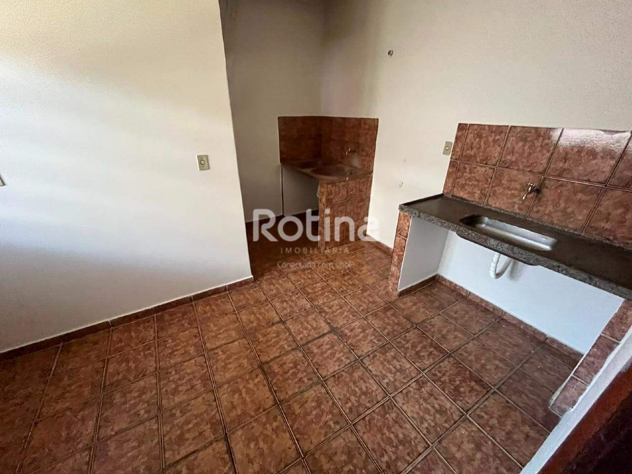 Casa para alugar, 2 quartos em Uberlândia no bairro Centro no valor de R$ 1.100,00 - Rotina Imobiliária: 