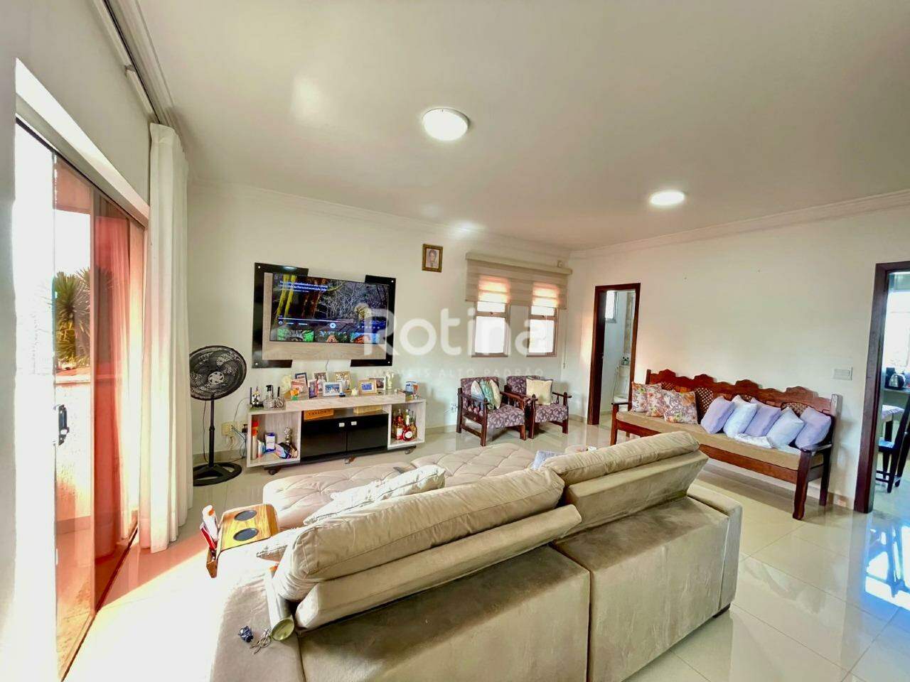 Casa à venda, 4 quartos em Uberlândia no bairro Cidade Jardim no valor de R$ 1.100.000,00 - Rotina Imobiliária: 