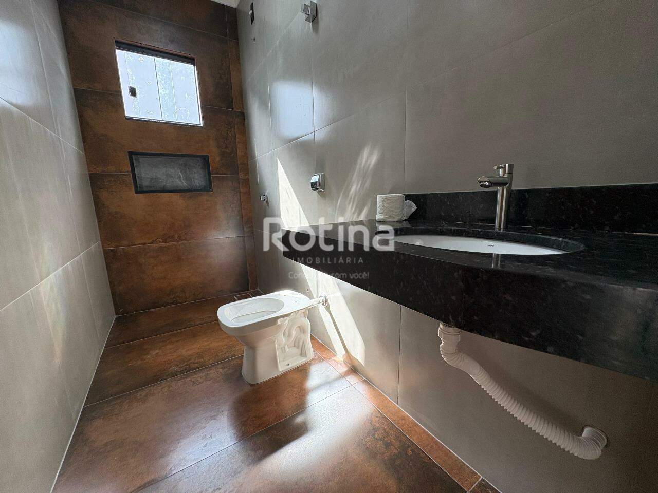 Casa à venda, 3 quartos em Uberlândia no bairro Laranjeiras no valor de R$ 580.000,00 - Rotina Imobiliária: 