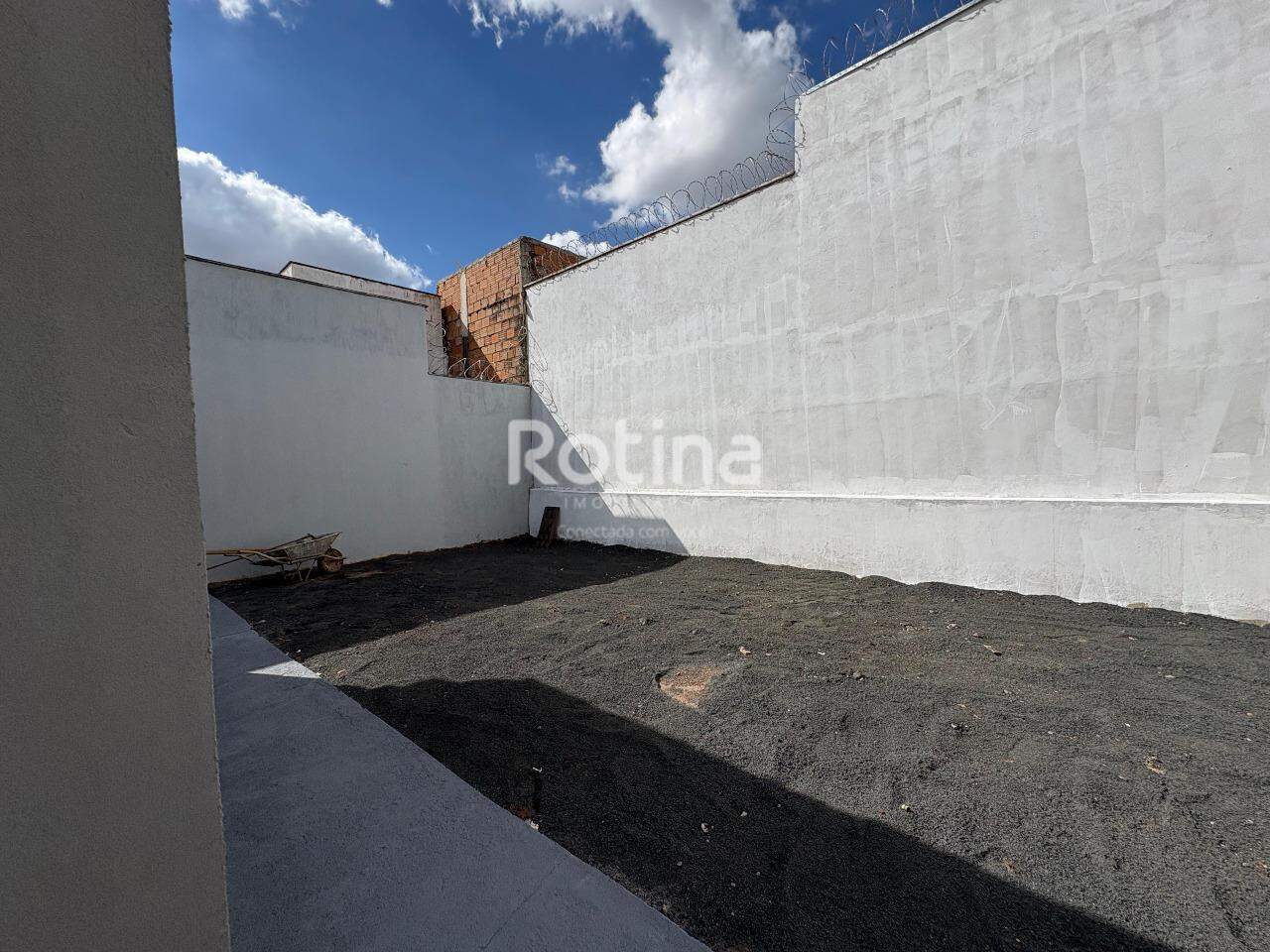Casa à venda, 3 quartos em Uberlândia no bairro Laranjeiras no valor de R$ 580.000,00 - Rotina Imobiliária: 