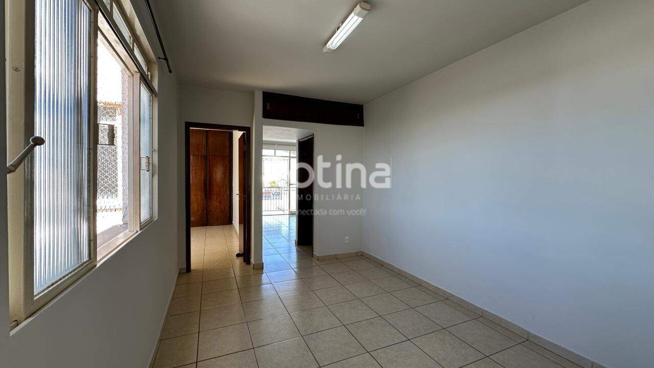 Apartamento à venda, 3 quartos em Uberlândia no bairro Nossa Senhora Aparecida no valor de R$ 385.000,00 - Rotina Imobiliária: 