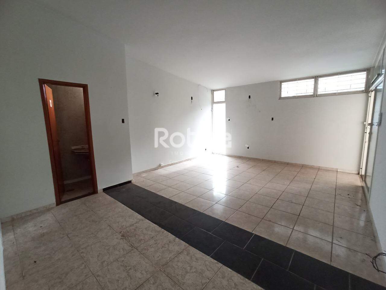 Casa para alugar, 3 quartos em Uberlândia no bairro Brasil no valor de R$ 2.000,00 - Rotina Imobiliária: 