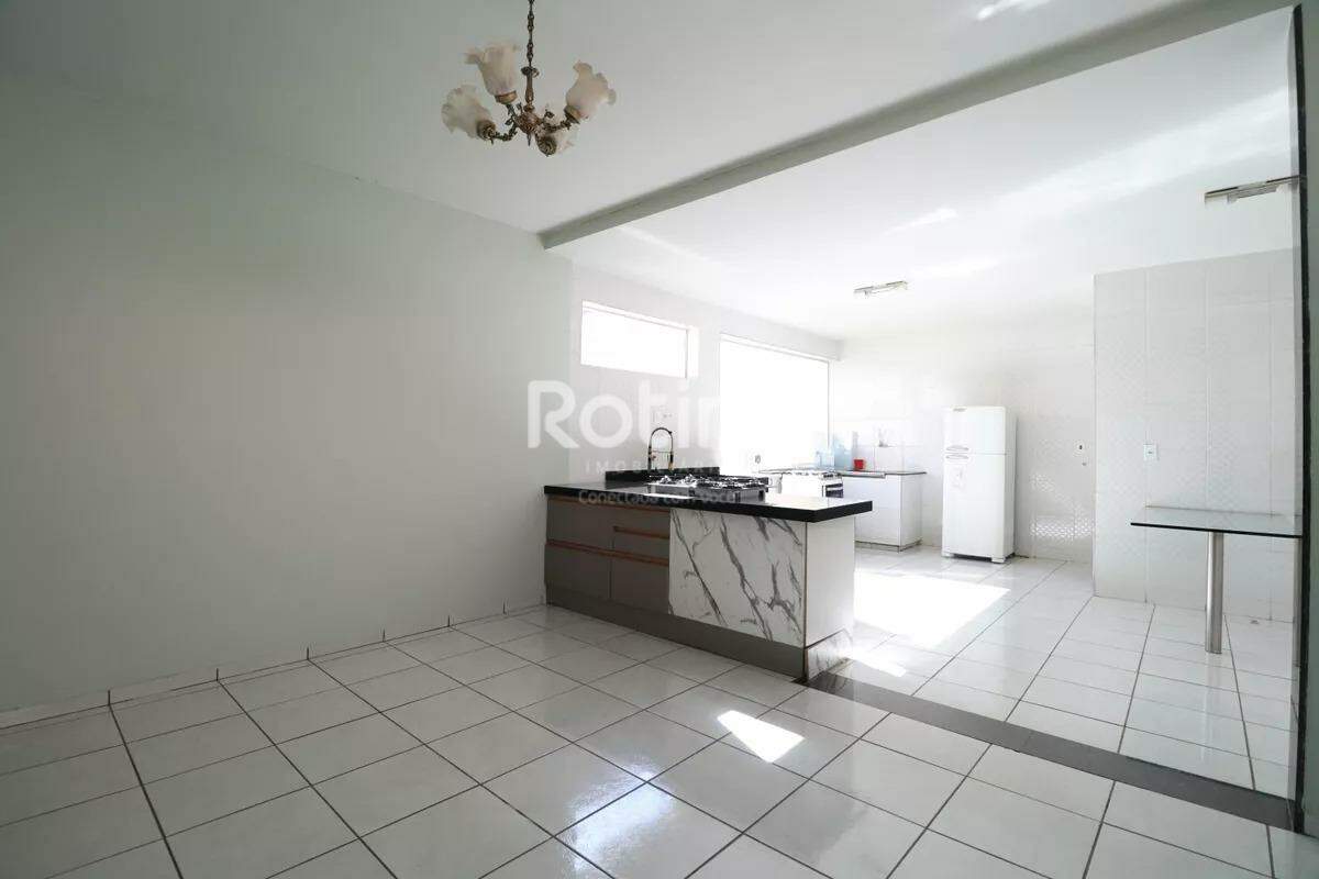 Casa para alugar, 4 quartos em Uberlândia no bairro Marta Helena no valor de R$ 4.800,00 - Rotina Imobiliária: 
