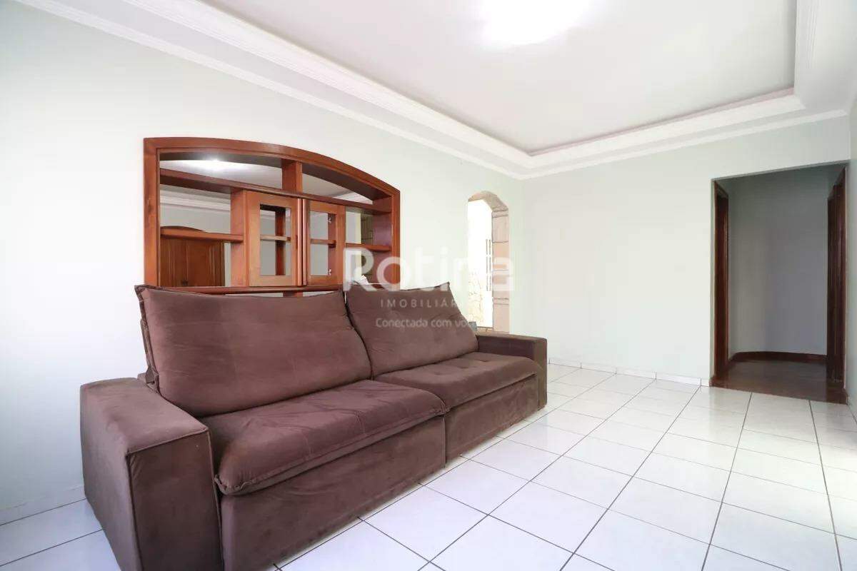 Casa para alugar, 4 quartos em Uberlândia no bairro Marta Helena no valor de R$ 4.800,00 - Rotina Imobiliária: 