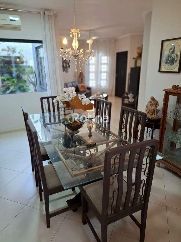 Casa à venda, 3 quartos em Uberlândia no bairro Cidade Jardim no valor de R$ 900.000,00 - Rotina Imobiliária: 