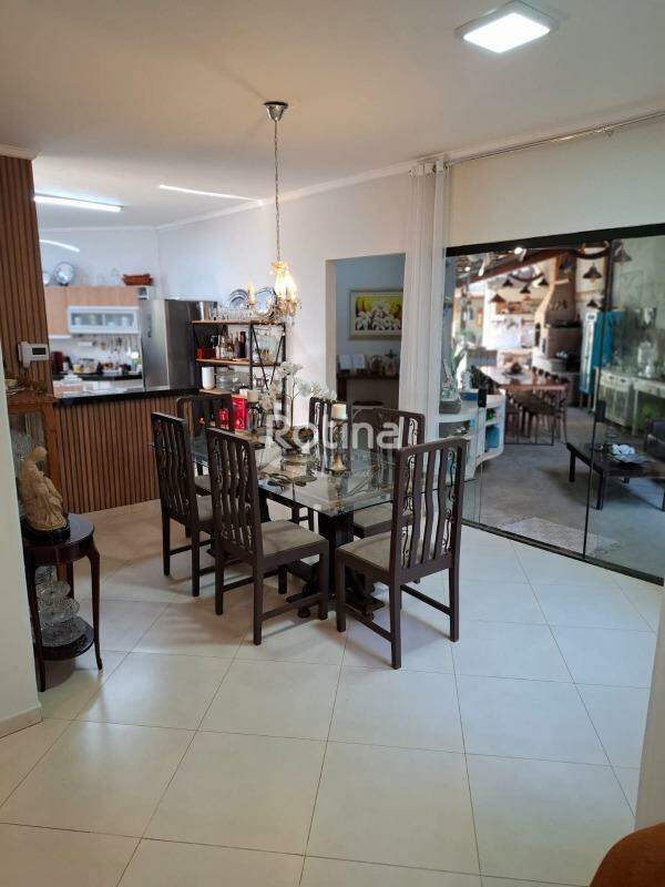 Casa à venda, 3 quartos em Uberlândia no bairro Cidade Jardim no valor de R$ 900.000,00 - Rotina Imobiliária: 