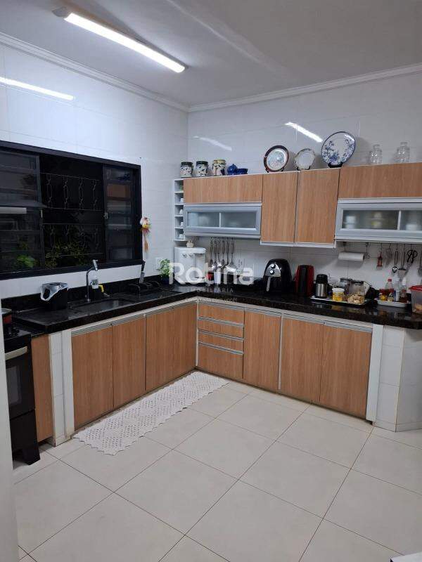 Casa à venda, 3 quartos em Uberlândia no bairro Cidade Jardim no valor de R$ 900.000,00 - Rotina Imobiliária: 