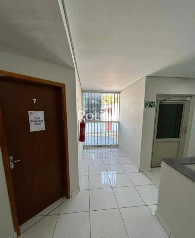 Sala para alugar, em Uberlândia no bairro Vigilato Pereira no valor de R$ 2.200,00 - Rotina Imobiliária: 