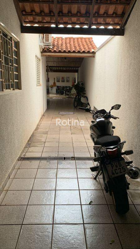 Casa à venda, 3 quartos em Uberlândia no bairro Santa Mônica no valor de R$ 650.000,00 - Rotina Imobiliária: 