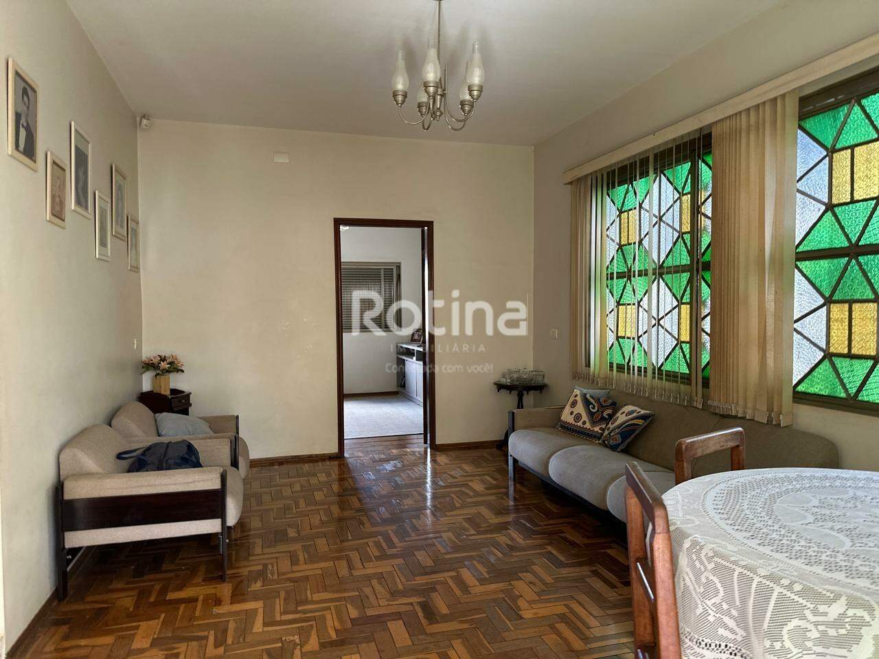 Casa à venda, 3 quartos em Uberlândia no bairro Cazeca no valor de R$ 700.000,00 - Rotina Imobiliária: 