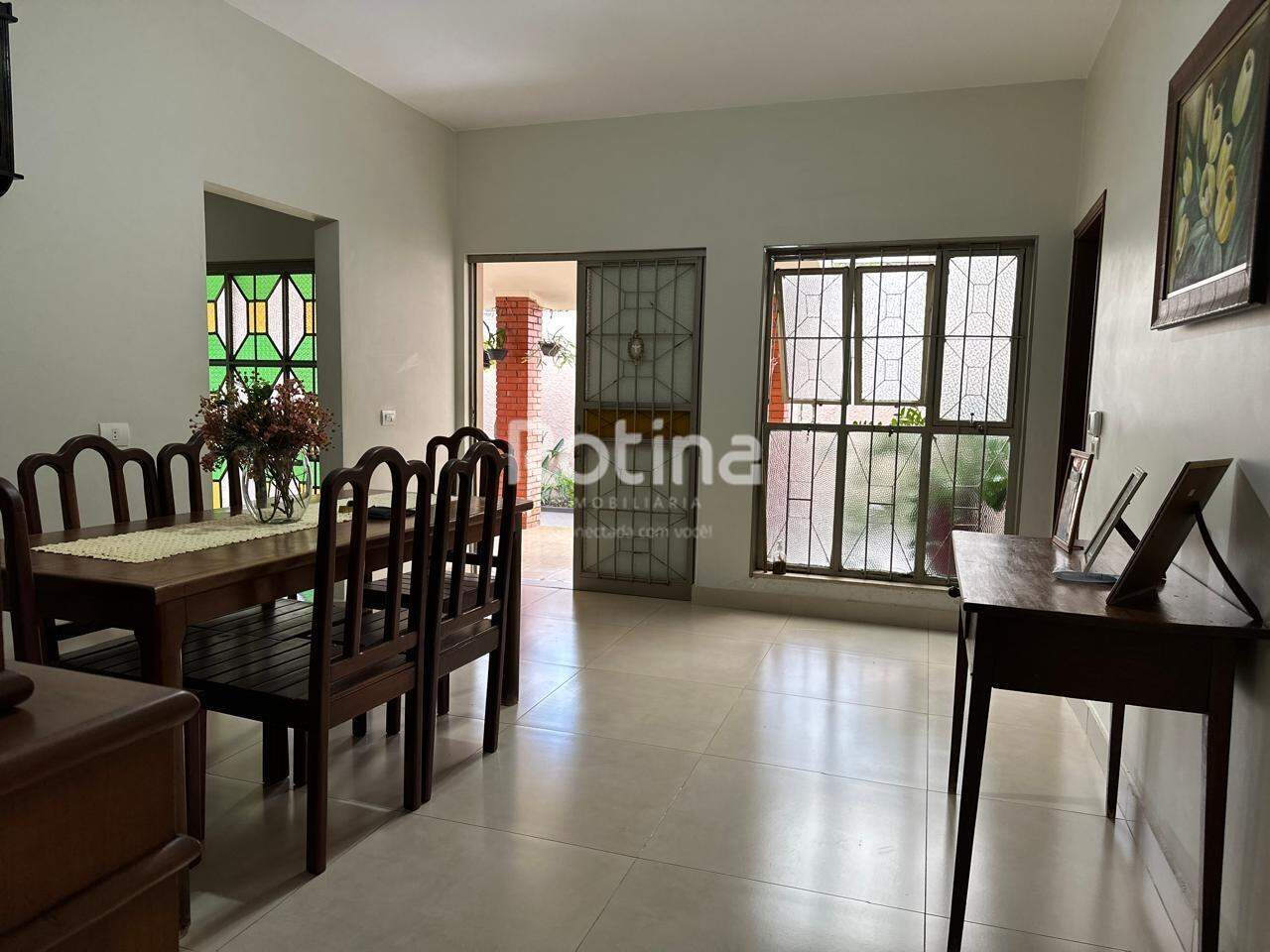 Casa à venda, 3 quartos em Uberlândia no bairro Cazeca no valor de R$ 700.000,00 - Rotina Imobiliária: 