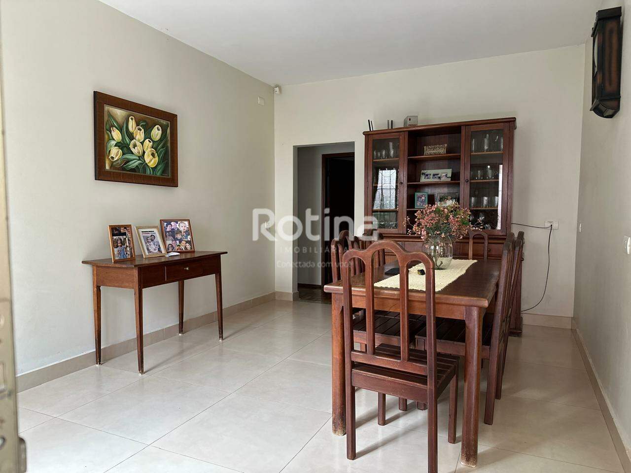 Casa à venda, 3 quartos em Uberlândia no bairro Cazeca no valor de R$ 700.000,00 - Rotina Imobiliária: 