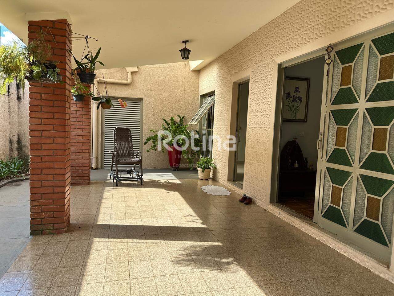 Casa à venda, 3 quartos em Uberlândia no bairro Cazeca no valor de R$ 700.000,00 - Rotina Imobiliária: 