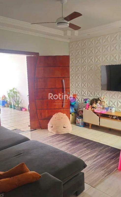 Casa para alugar, 3 quartos em Uberlândia no bairro Jardim Holanda no valor de R$ 3.000,00 - Rotina Imobiliária: 