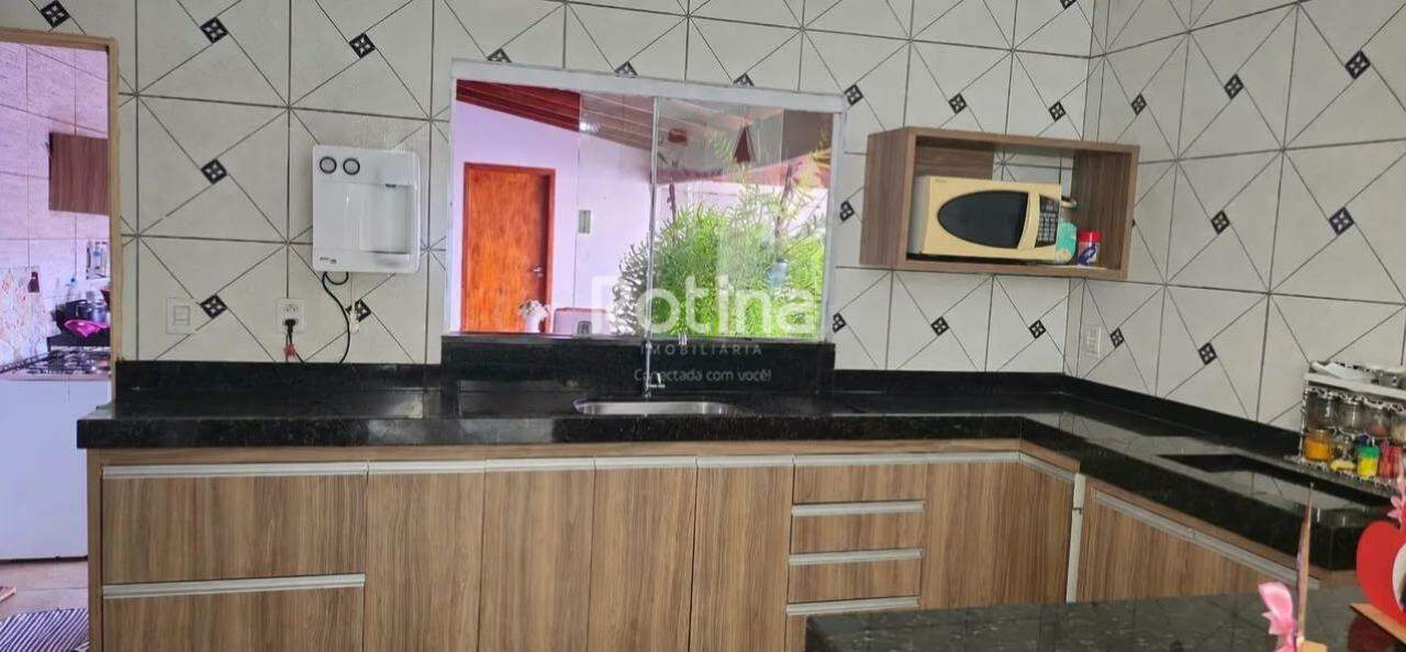 Casa para alugar, 3 quartos em Uberlândia no bairro Jardim Holanda no valor de R$ 3.000,00 - Rotina Imobiliária: 