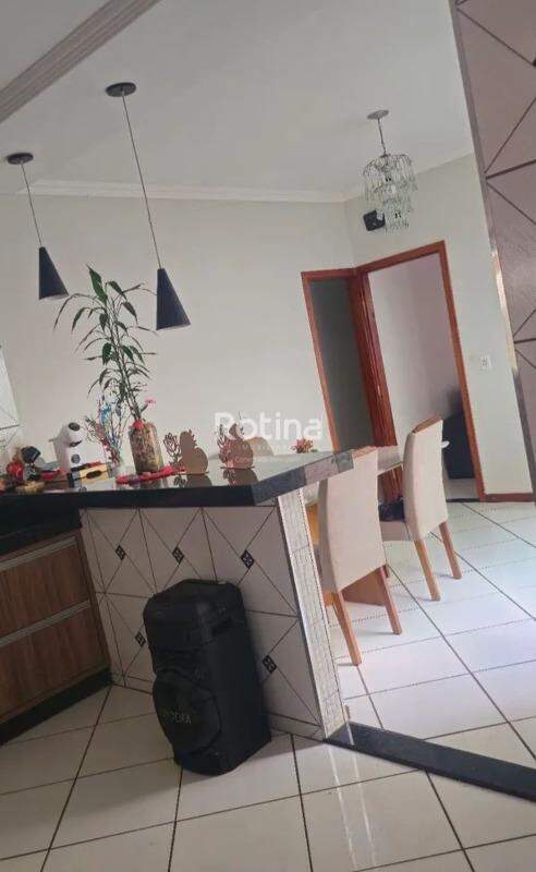 Casa à venda, 3 quartos em Uberlândia no bairro Jardim Holanda no valor de R$ 660.000,00 - Rotina Imobiliária: 