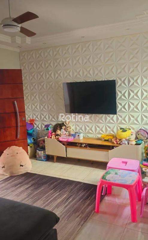 Casa à venda, 3 quartos em Uberlândia no bairro Jardim Holanda no valor de R$ 660.000,00 - Rotina Imobiliária: 