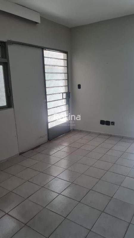 Casa à venda, 4 quartos em Uberlândia no bairro Centro no valor de R$ 260.000,00 - Rotina Imobiliária: 