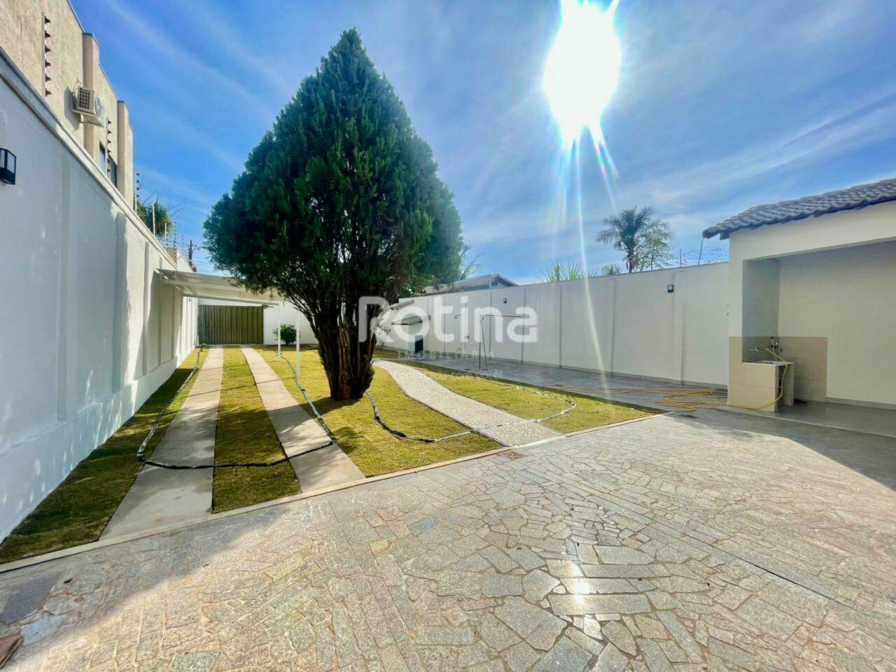 Casa à venda, 3 quartos em Uberlândia no bairro Cidade Jardim no valor de R$ 900.000,00 - Rotina Imobiliária: 