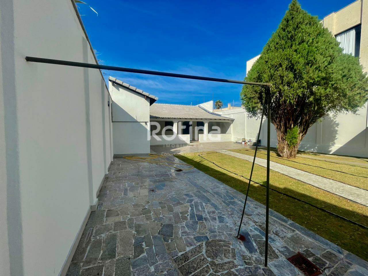 Casa à venda, 3 quartos em Uberlândia no bairro Cidade Jardim no valor de R$ 900.000,00 - Rotina Imobiliária: 