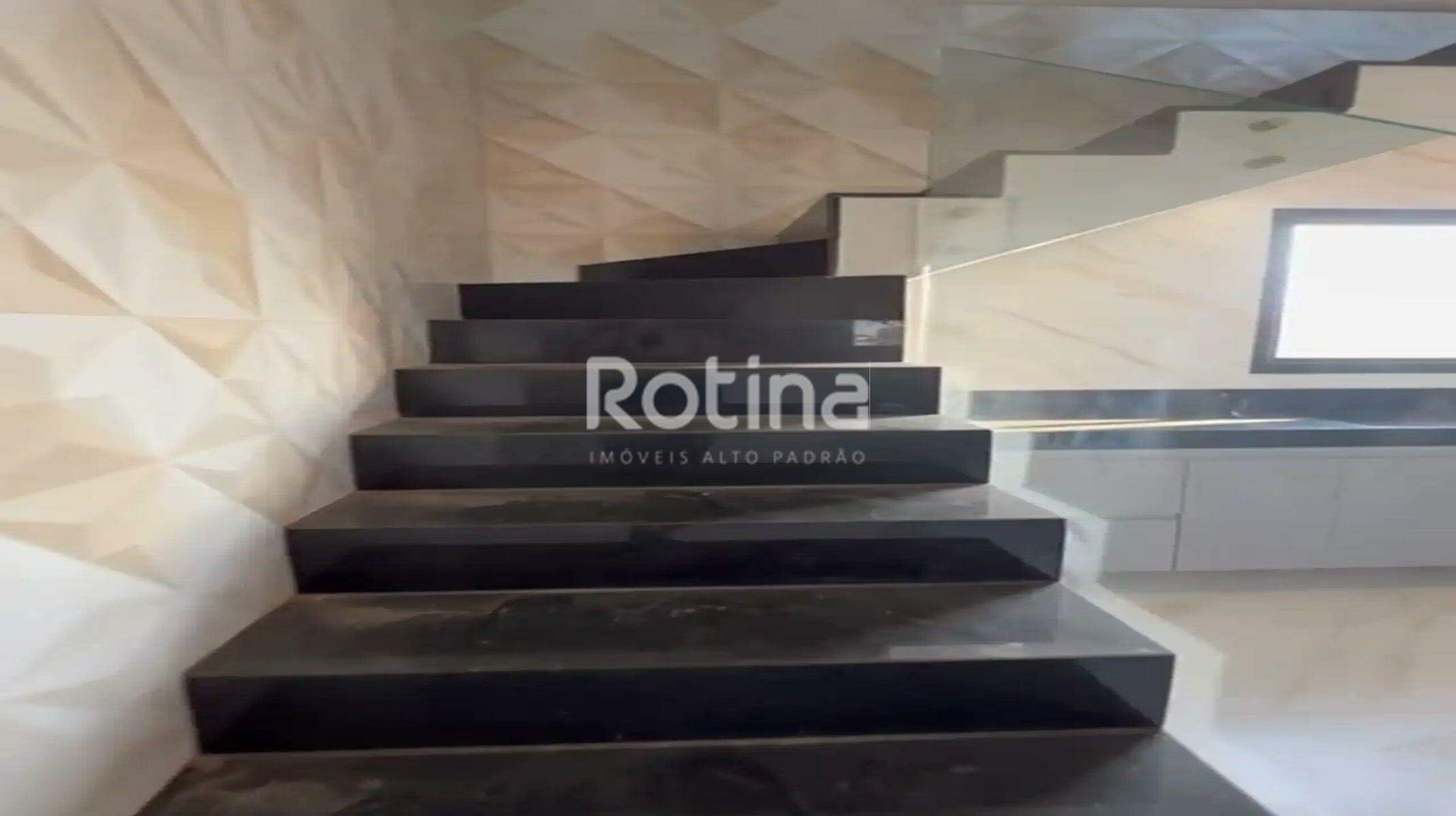 Apartamento à venda, 3 até 3 quartos em Uberlândia no bairro Santa Mônica no valor de R$ R$ 880.000,00 até R$ 880.000,00 - Rotina Imobiliária: Escada com guarda corpo