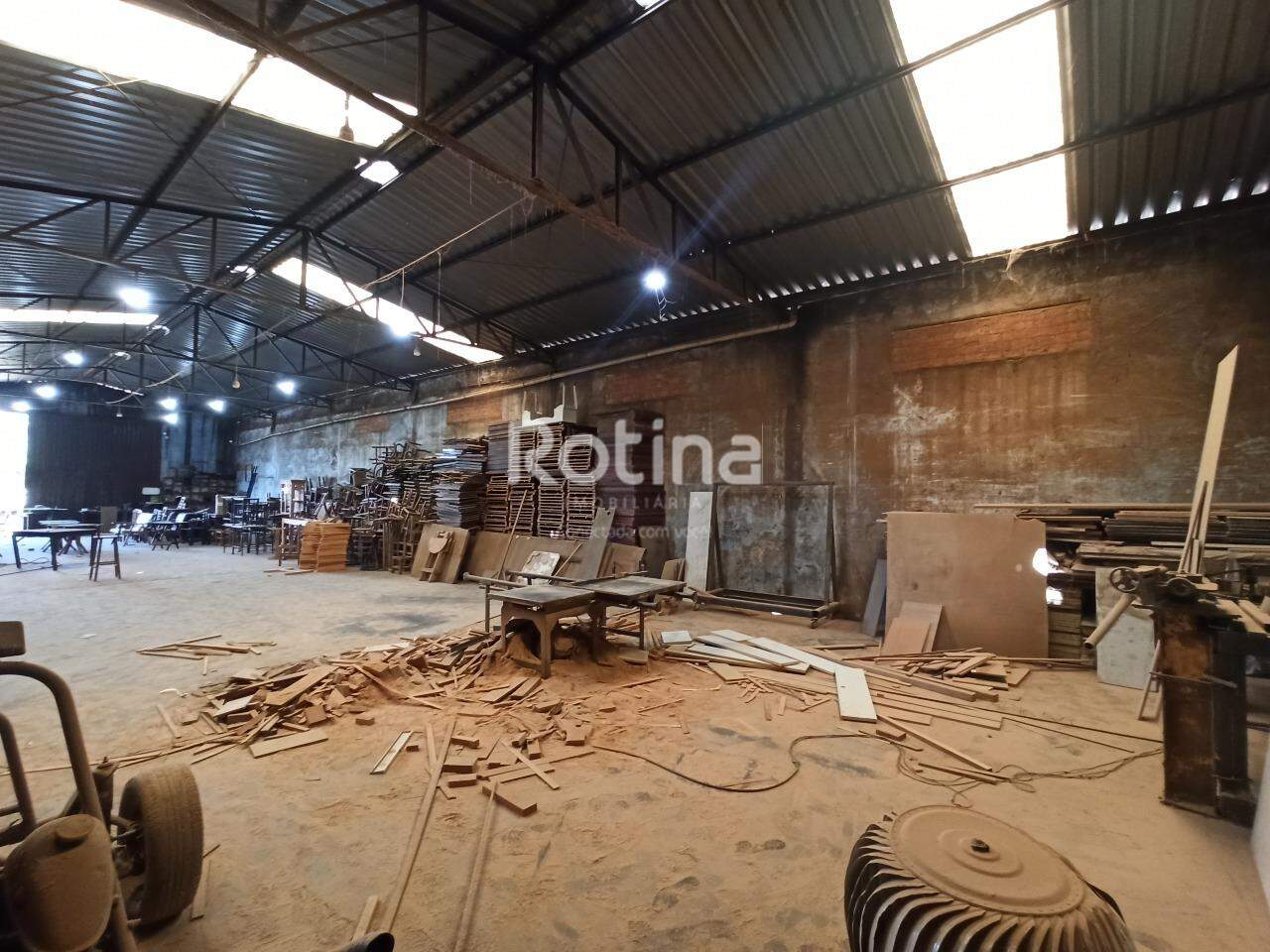 Galpão para alugar, em Uberlândia no bairro Segismundo Pereira no valor de R$ 6.000,00 - Rotina Imobiliária: 